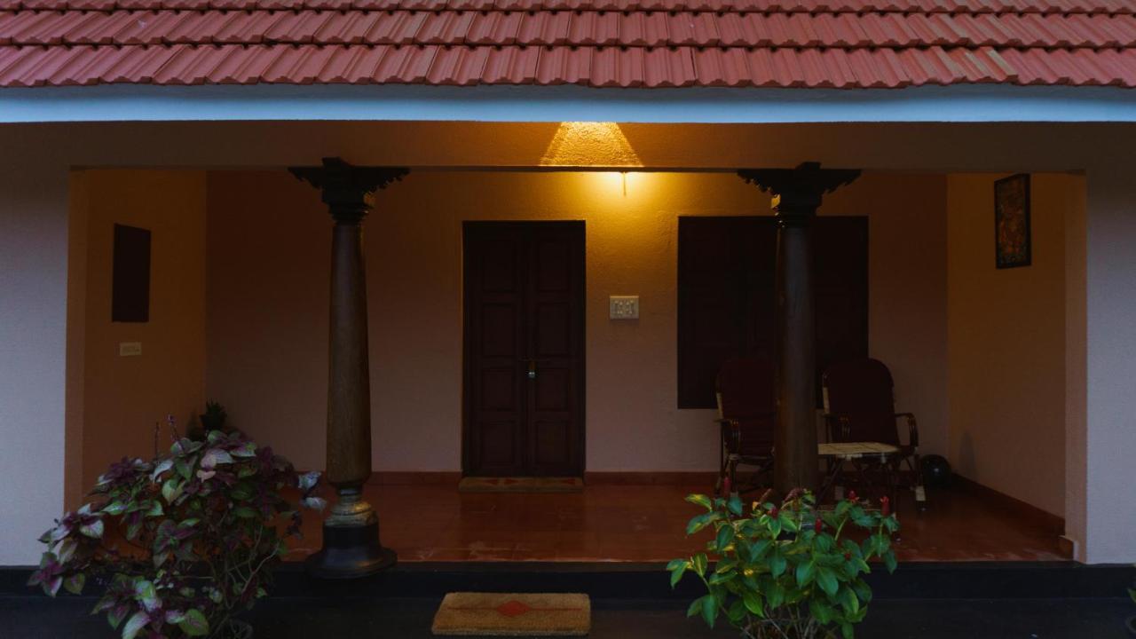 Canalview Private Cottage Azhikkal Ayiram Thengu Panmana Luaran gambar